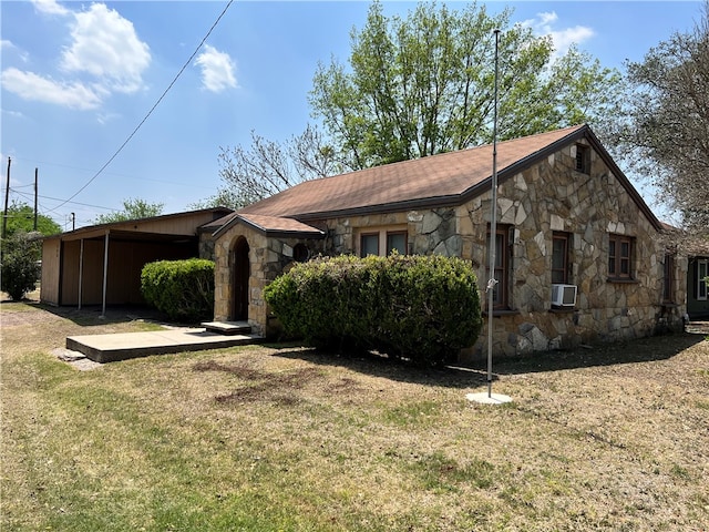 view of front of house featuring a front lawn