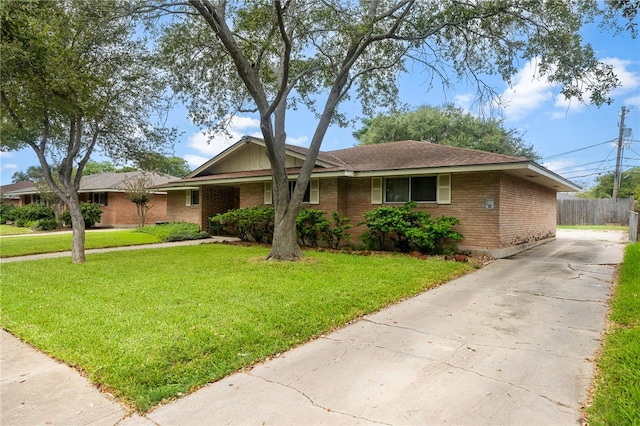 ranch-style house featuring a front yard