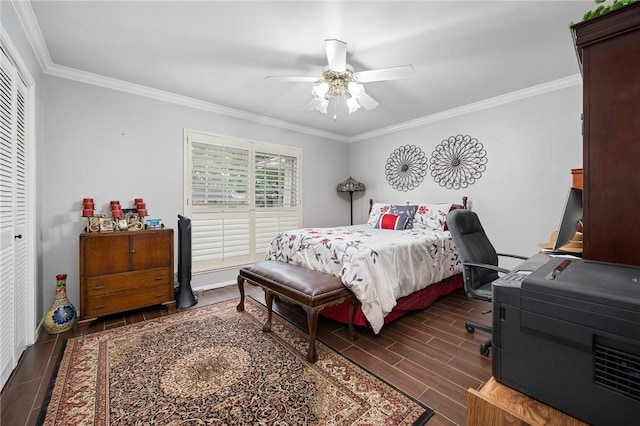 bedroom featuring wood tiled floor, crown molding, a ceiling fan, and a closet