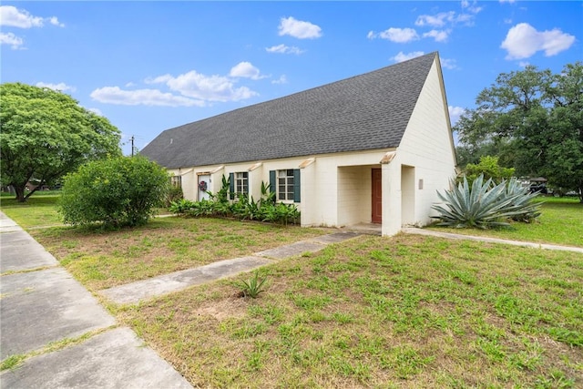 view of front of home featuring a front yard