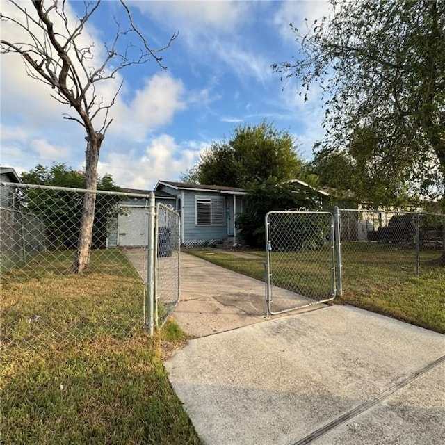 view of front facade featuring a front lawn, fence, and a gate