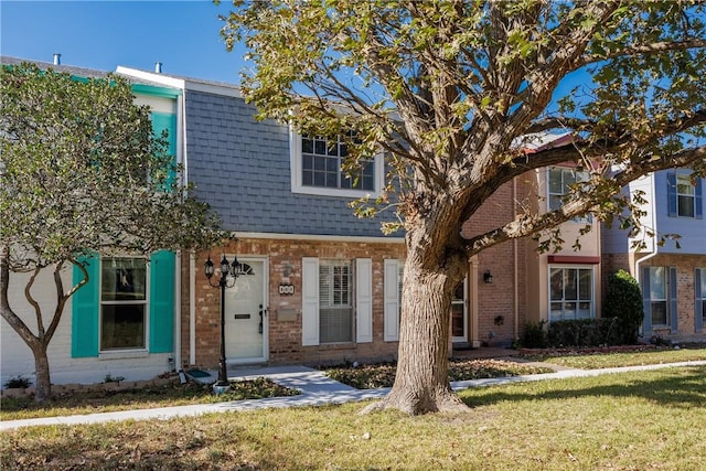 view of front of house with a front lawn