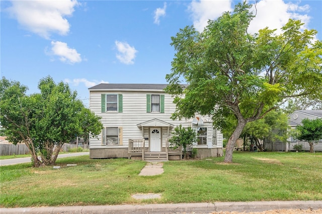 view of front of property featuring a front yard