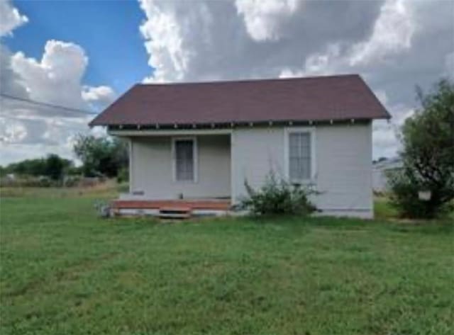 back of house featuring a lawn