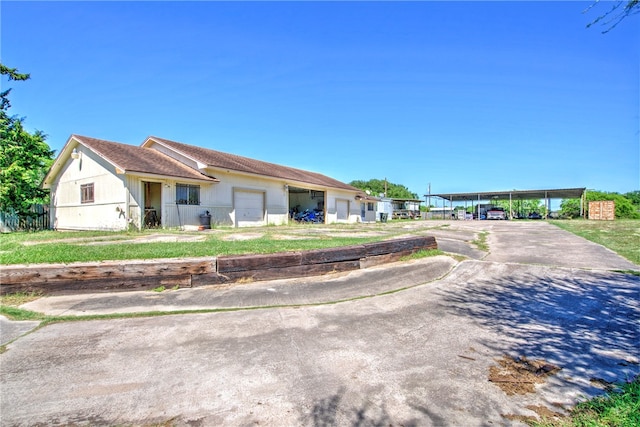 ranch-style house featuring a front lawn