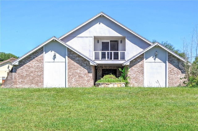 view of front of property featuring a front lawn