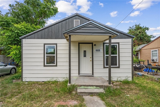 bungalow featuring a front lawn