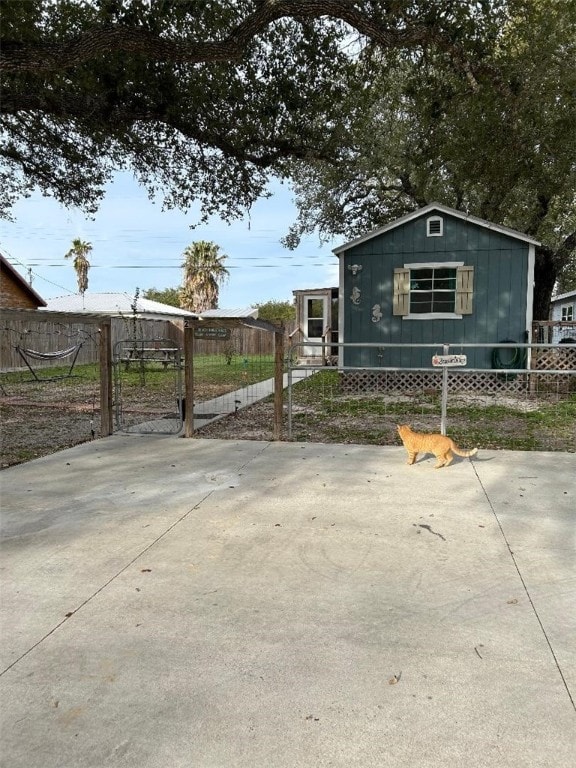 19 Estates Dr, Rockport, TX 78382 - view of front of house with fence