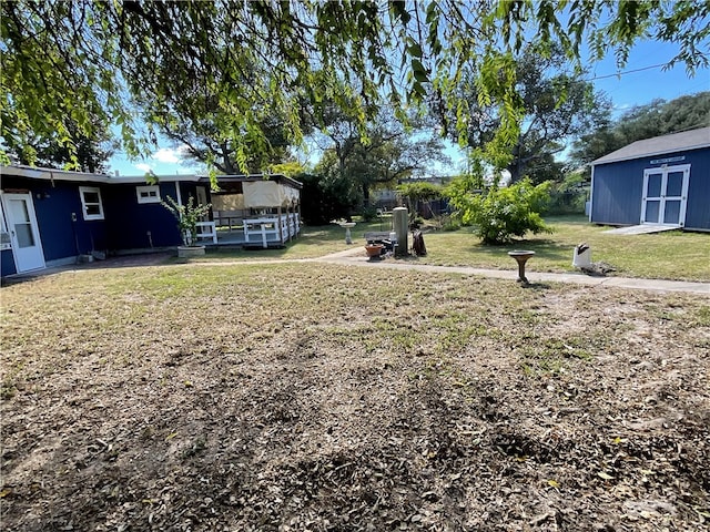 view of yard with an outbuilding