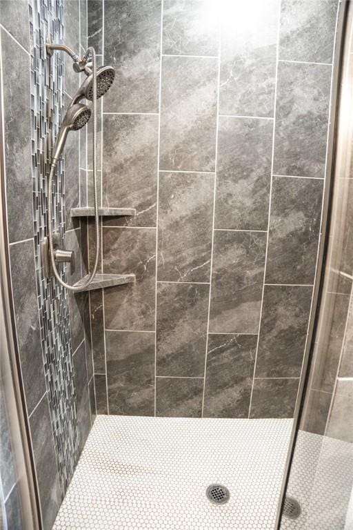 bathroom featuring a tile shower