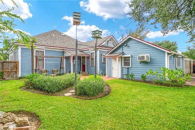 view of front of property with a front yard