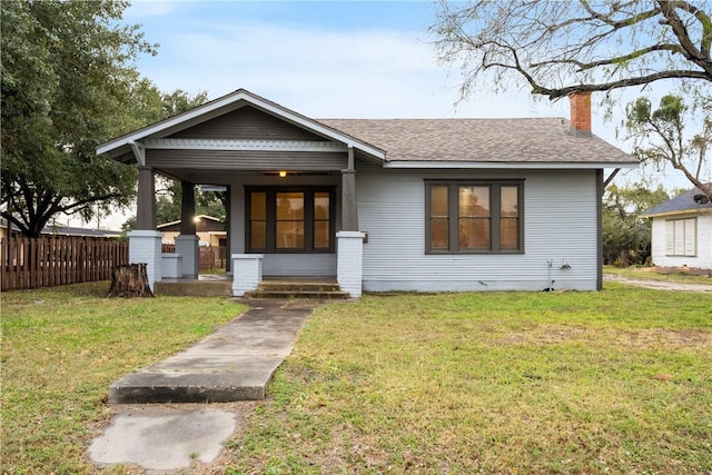 view of front of house featuring a front lawn