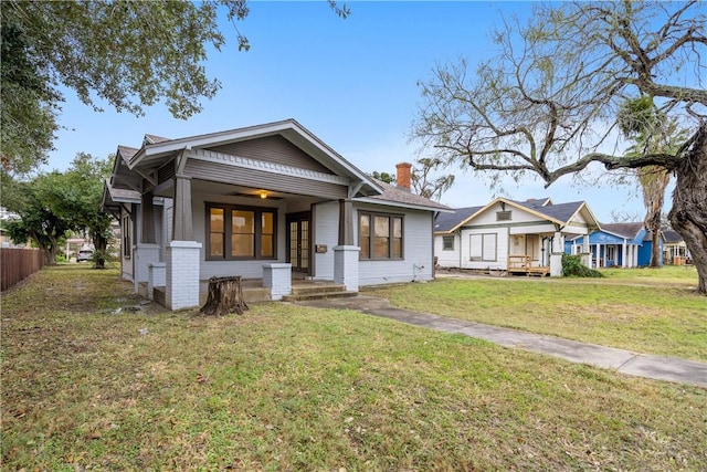 view of front of property featuring a front lawn