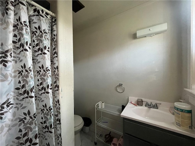 full bathroom featuring vanity, curtained shower, and toilet