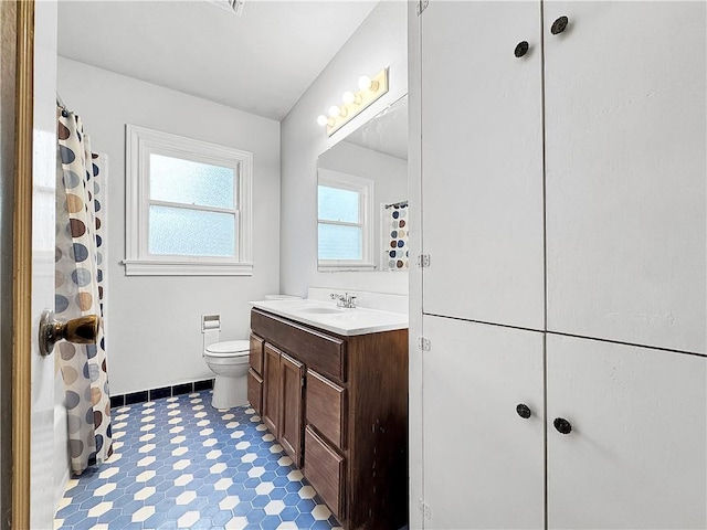 1245 Florida Ave, Corpus Christi, TX 78404 - full bathroom with toilet, vanity, curtained shower, and baseboards