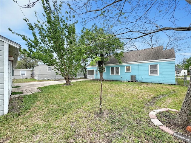 1245 Florida Ave, Corpus Christi, TX 78404 - view of front of home featuring a shingled roof, fence, central AC, and a front yard