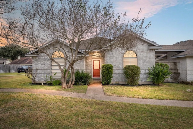 view of front of house featuring a yard