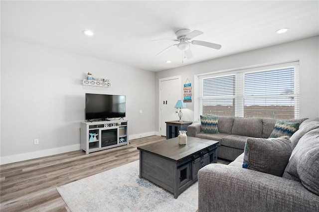 1107 E 11th St Unit H58, Port Aransas, TX 78373 - living room featuring light wood finished floors, a ceiling fan, baseboards, and recessed lighting