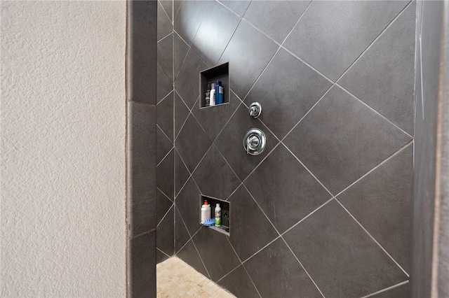 1116 Santa Catalina St, Portland, TX 78374 - details with tiled shower and a textured wall