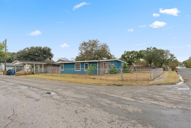 3425 Harold Dr, Corpus Christi, TX 78415 - ranch-style home featuring a fenced front yard