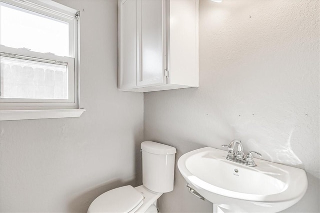 6701 Meadowbreeze Pkwy, Corpus Christi, TX 78414 - bathroom featuring a sink and toilet