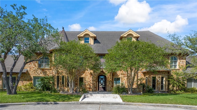 view of front of property featuring a front lawn