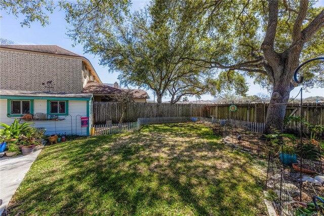 view of yard featuring a fenced backyard