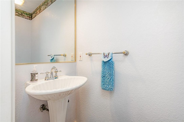 bathroom featuring a sink