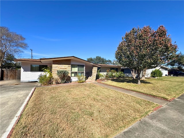 ranch-style home with a front yard