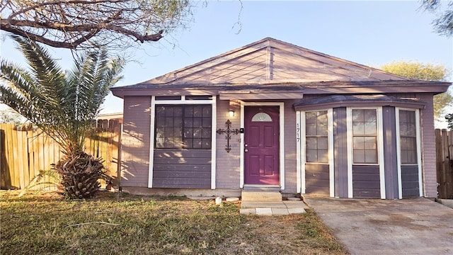 view of front facade with a front lawn