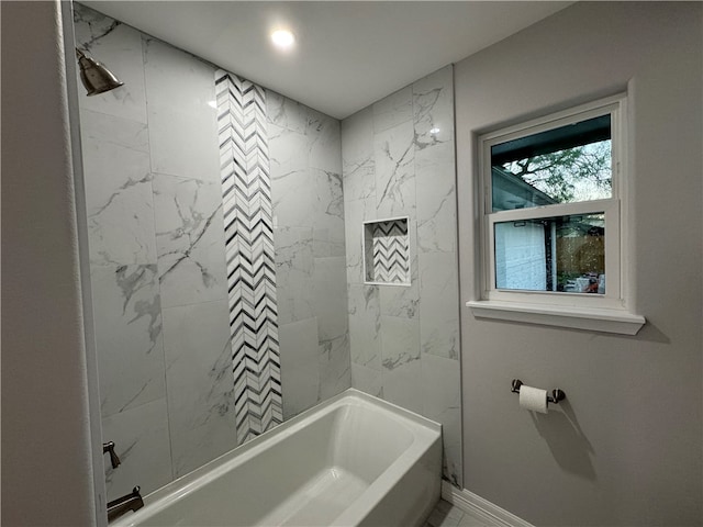 bathroom with tiled shower / bath