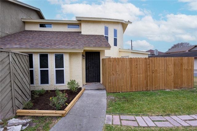 view of front of house featuring a front lawn