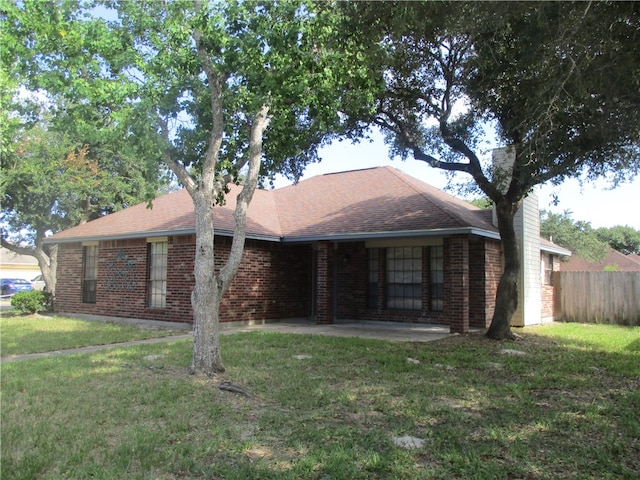 ranch-style home featuring a front lawn