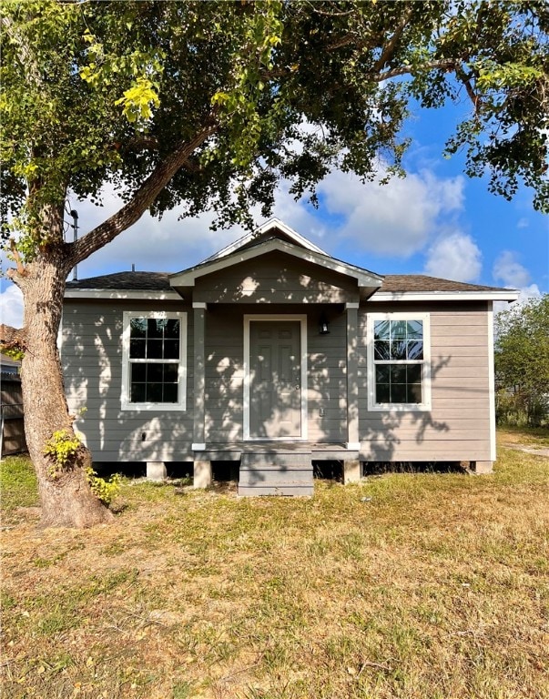 view of front facade featuring a front lawn