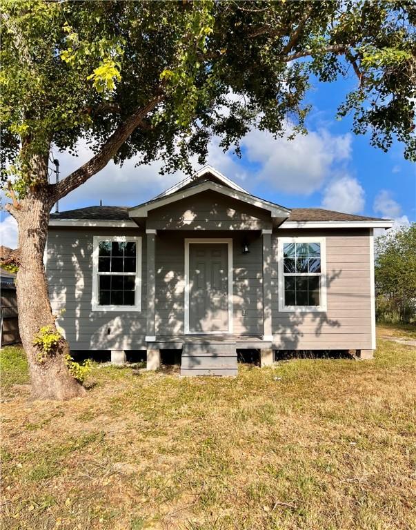 1652 16th St, Corpus Christi, TX 78404 - view of front of property with a front yard