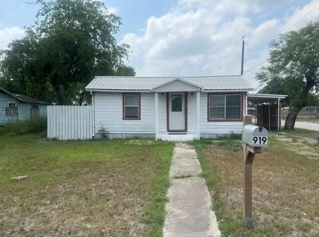 view of front of home featuring a carport and a front yard