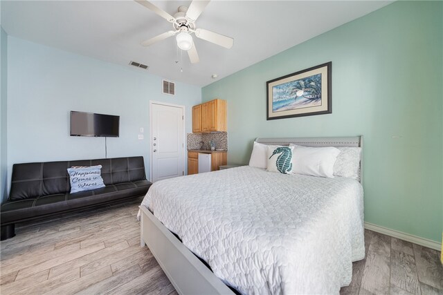 bedroom featuring light hardwood / wood-style floors and ceiling fan