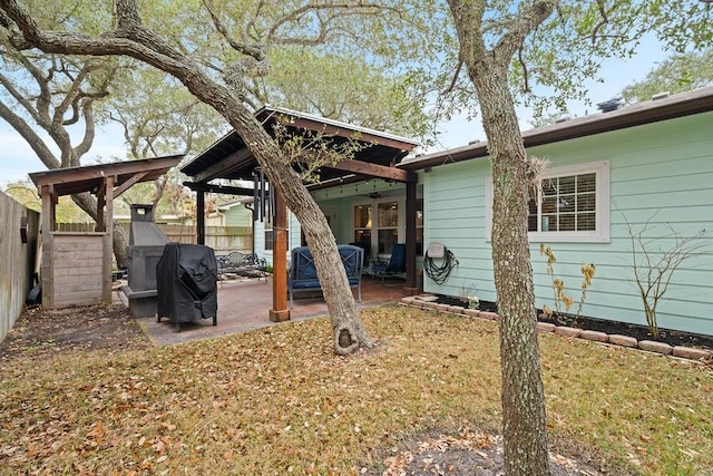 view of yard with a patio and ceiling fan