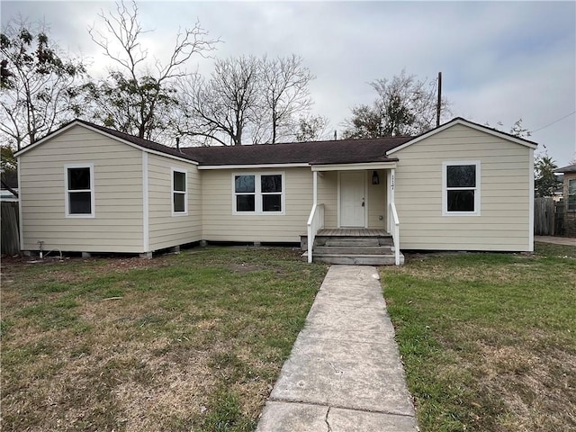 view of front facade with a front lawn