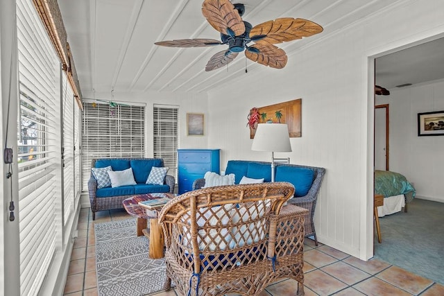 sunroom with ceiling fan