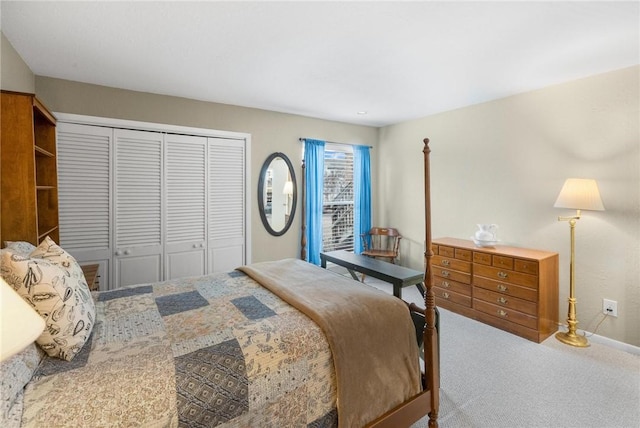 bedroom featuring carpet flooring and a closet