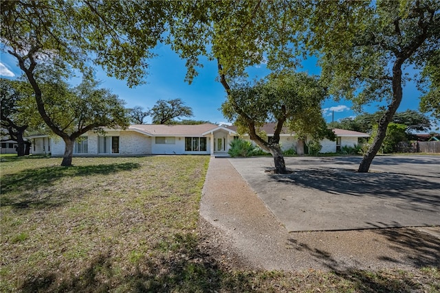 single story home with a front lawn