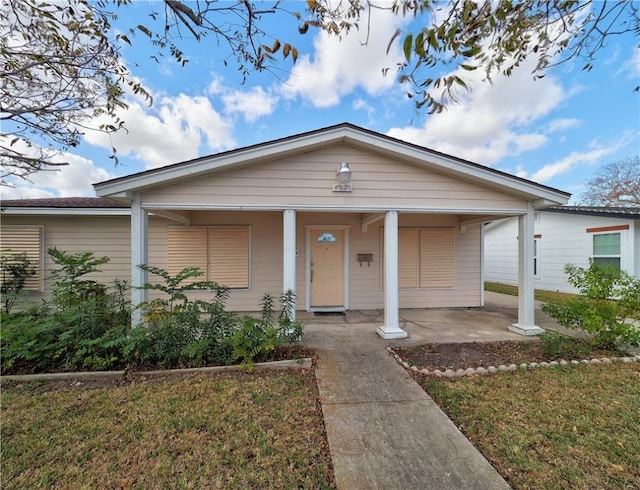 view of front facade featuring a front lawn