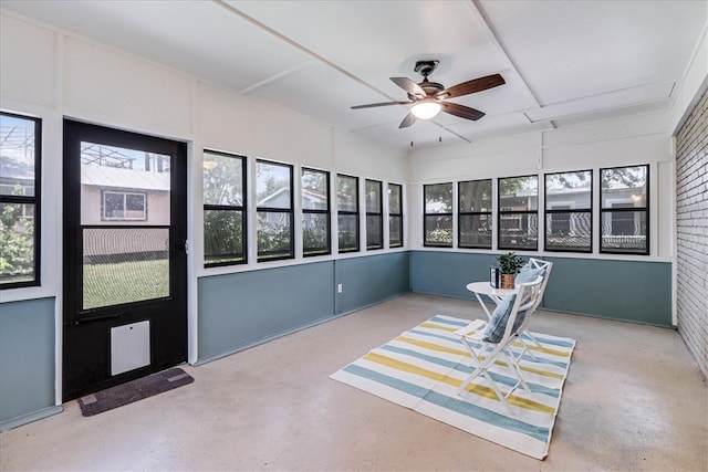 sunroom with ceiling fan