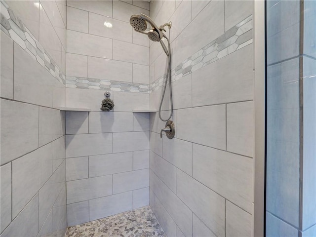 full bathroom featuring a tile shower