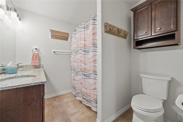 full bathroom featuring toilet, baseboards, vanity, and a shower with curtain