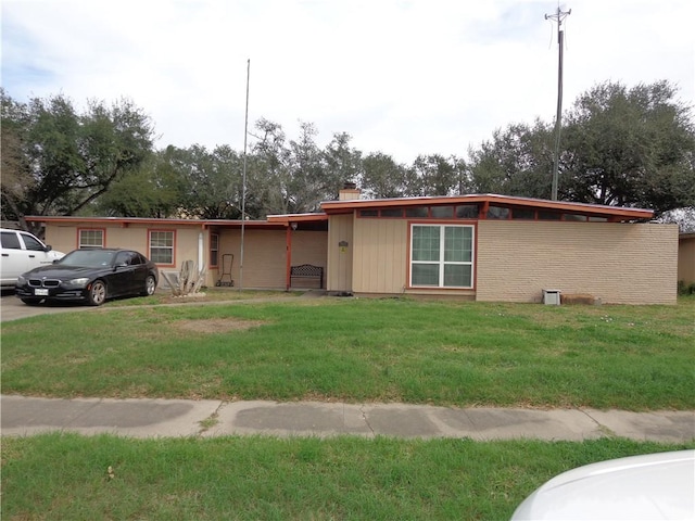 view of front of property with a front yard