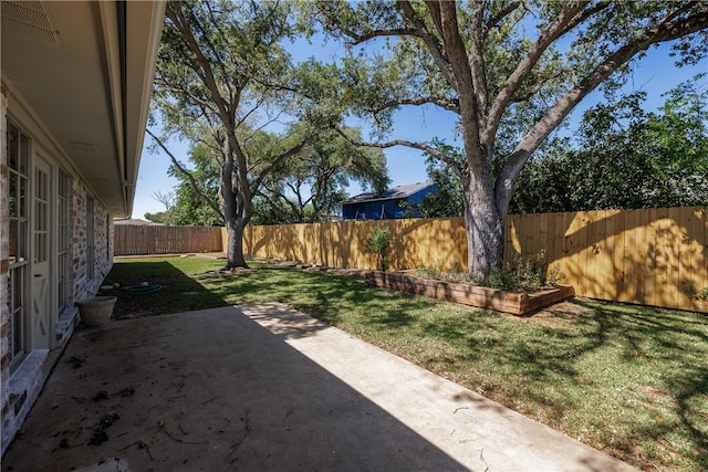 view of yard featuring a patio