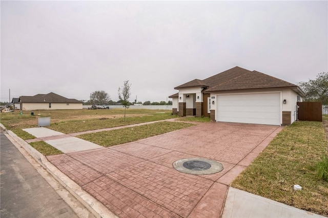 view of front facade with a garage and a front yard