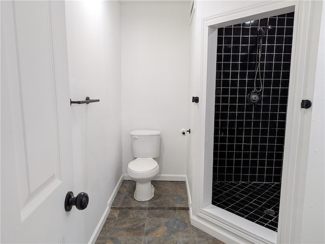 bathroom with toilet and tiled shower